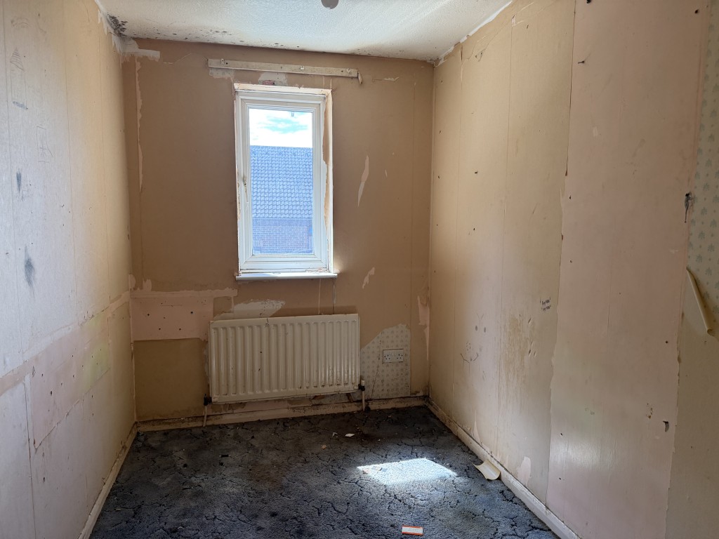 Lot: 25 - TERRACE HOUSE FOR REPAIR AND REFURBISHMENT WITH GARAGE - Third bedroom